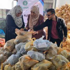 Gaza, Palestinian Territory, Occupied: Oxfam's partner staff from the Palestinian agriculture Relief Committee (PARC) preparing food parcels (vegetables) being distributed in Southern Gaza Strip as part of Oxfam's emergency response to the crisis in Gaza. Photo: PARC/ Oxfam