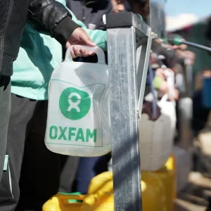 Gaza, Palestinian Territory, Occupied: Displaced People in Rafah in South Gaza to use the newly installed desalination units Oxfam and local partners provided. These units provide clean drinking water for free with no risk of contamination. Photo: Alef Multimedia/ Oxfam