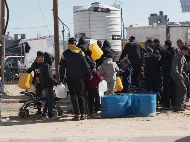 People in Gaza queue up to have their water containers filled with clean water in Gaza. Displaced People in Rafah in South Gaza to use the newly installed desalination units Oxfam and local partners provided. These units provide clean drinking water for free with no risk of contamination.