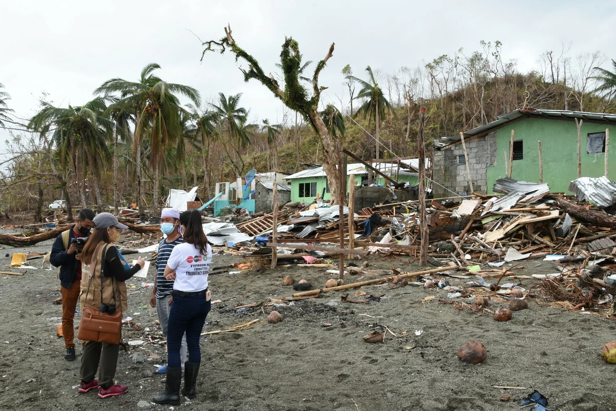 Philippines: The Oxfam Pilipinas team visits families living at the coast of Malitbog, Southern Leyte. Photo: Deo Mercader/Oxfam