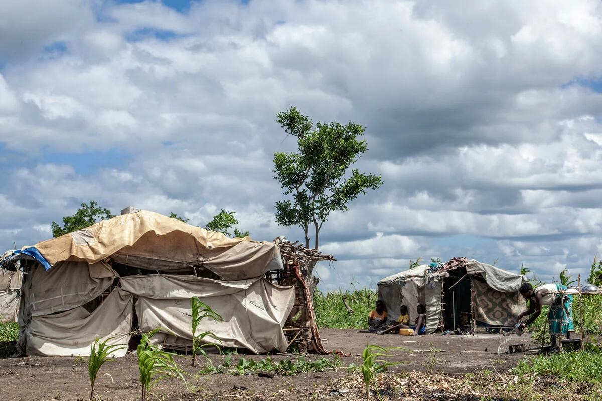 Mozambique: Sisters Ureta Jacinto (30) and Bendita Casimiro (32) with their children, recently resettled in the in Miéze, they still struggle daily with the difficulties and basic needs of decent housing. Photo: Micas Mondlane/Oxfam