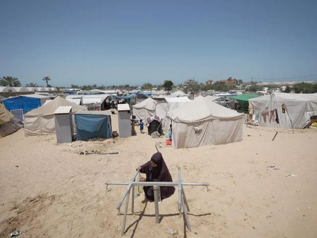 Gaza, Palestinian Territory, Occupied: Duaa Abu Sabha is filling water bottles from Oxfam's water tank, which was installed in the Al-Mawasi area of Khan Yunis Governorate. Photo: Alef Multimedia/Oxfam