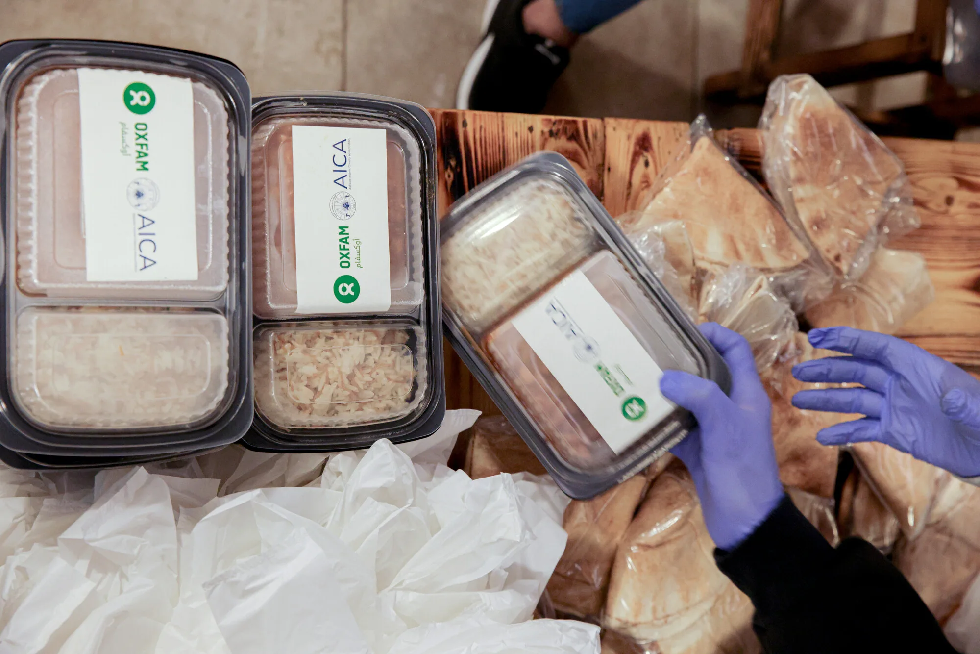 Lebanon: Jabal Mohsen volunteers preparing and providing healthy meals to the community in the framework of humanitarian relief in collaboration with Alawite Islamic Charity Association (AICA) and Oxfam. Photo: Christian Haarb/Oxfam