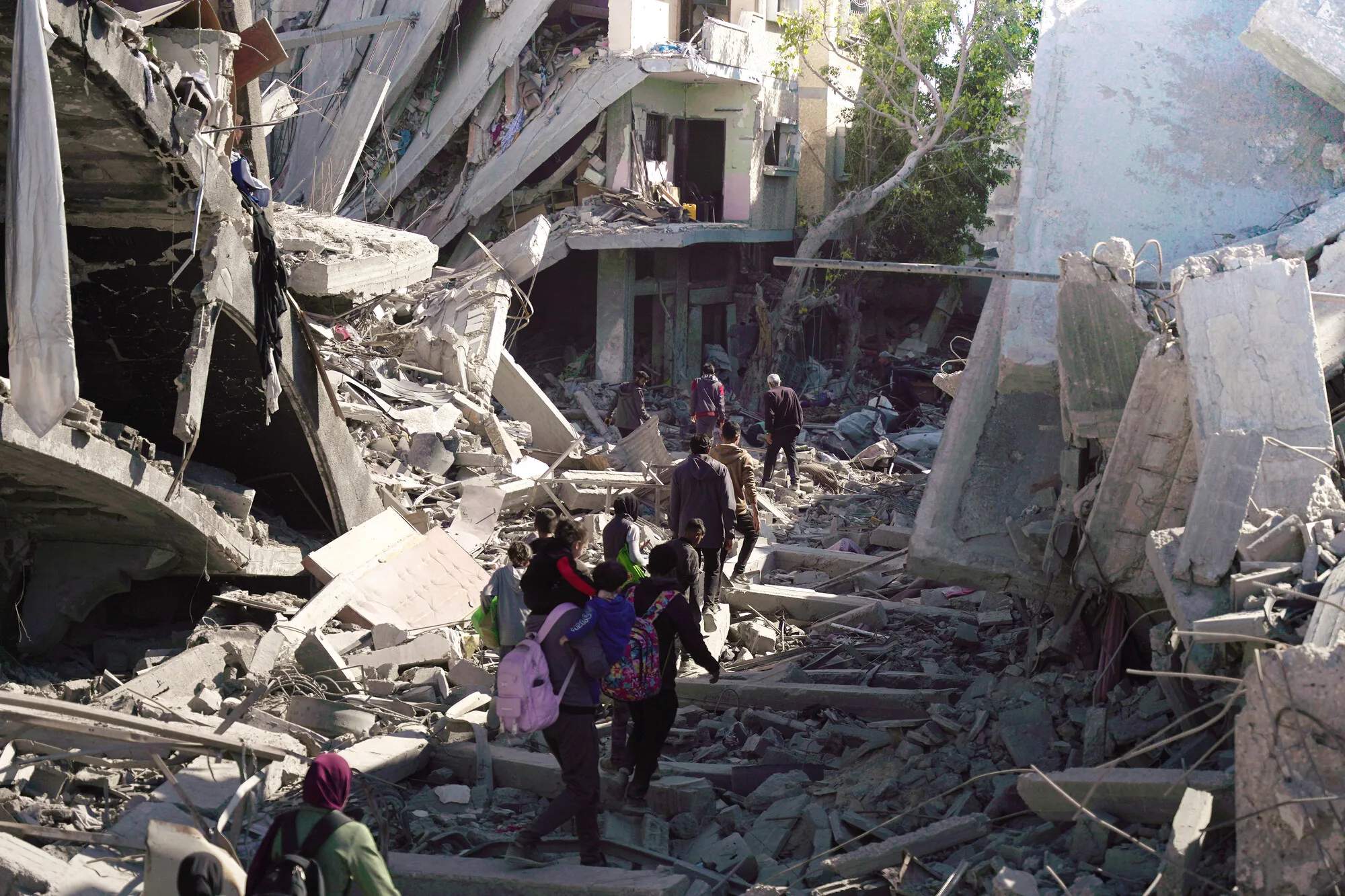 Palestinian Territory, Occupied: Children and their families are returning to their homes or the remains of their homes to check the status of their homes. Photo: Alef Multimedia Company/Oxfam Palestinian Territory, Occupied: Children and their families are returning to their homes or the remains of their homes to check the status of their homes. Photo: Alef Multimedia Company/Oxfam