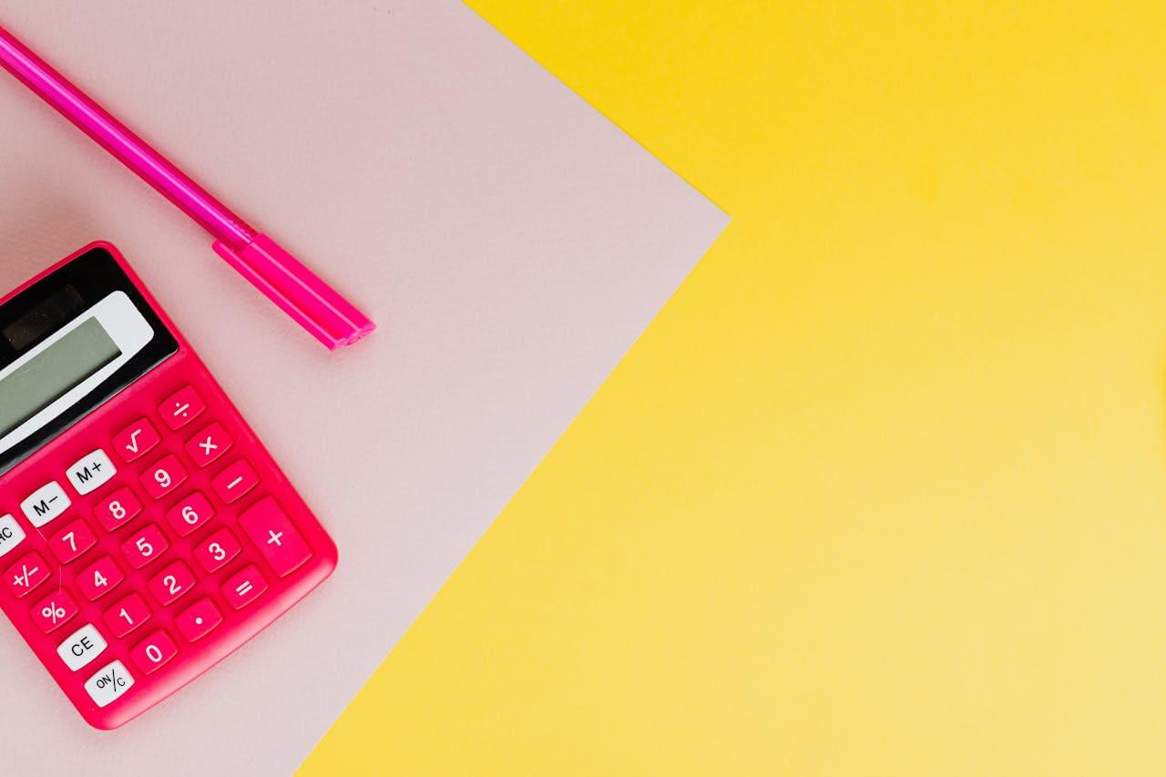 A picture of a pen and calculator. Photo: Kaboompics.com/Pexels