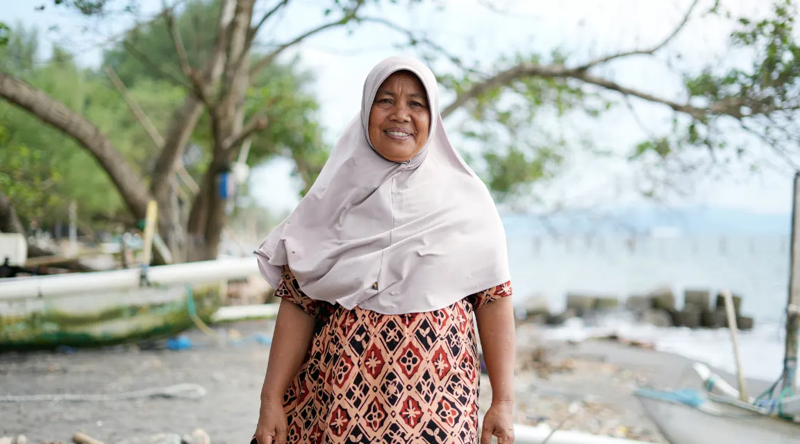 Indonesia: Meimei is a fishmonger whose community experiences damaging flash floods. Oxfam and local partner, KONSEPSI, are supporting the community in anticipatory action training and by installing measurement markers. Aimee Han/Oxfam. Oxfam acknowledges the support of the Australian Government through the Australian NGO Cooperation Program (ANCP). Indonesia: Meimei is a fishmonger whose community experiences damaging flash floods. Oxfam and local partner, KONSEPSI, are supporting the community in anticipatory action training and by installing measurement markers. Aimee Han/Oxfam. Oxfam acknowledges the support of the Australian Government through the Australian NGO Cooperation Program (ANCP).