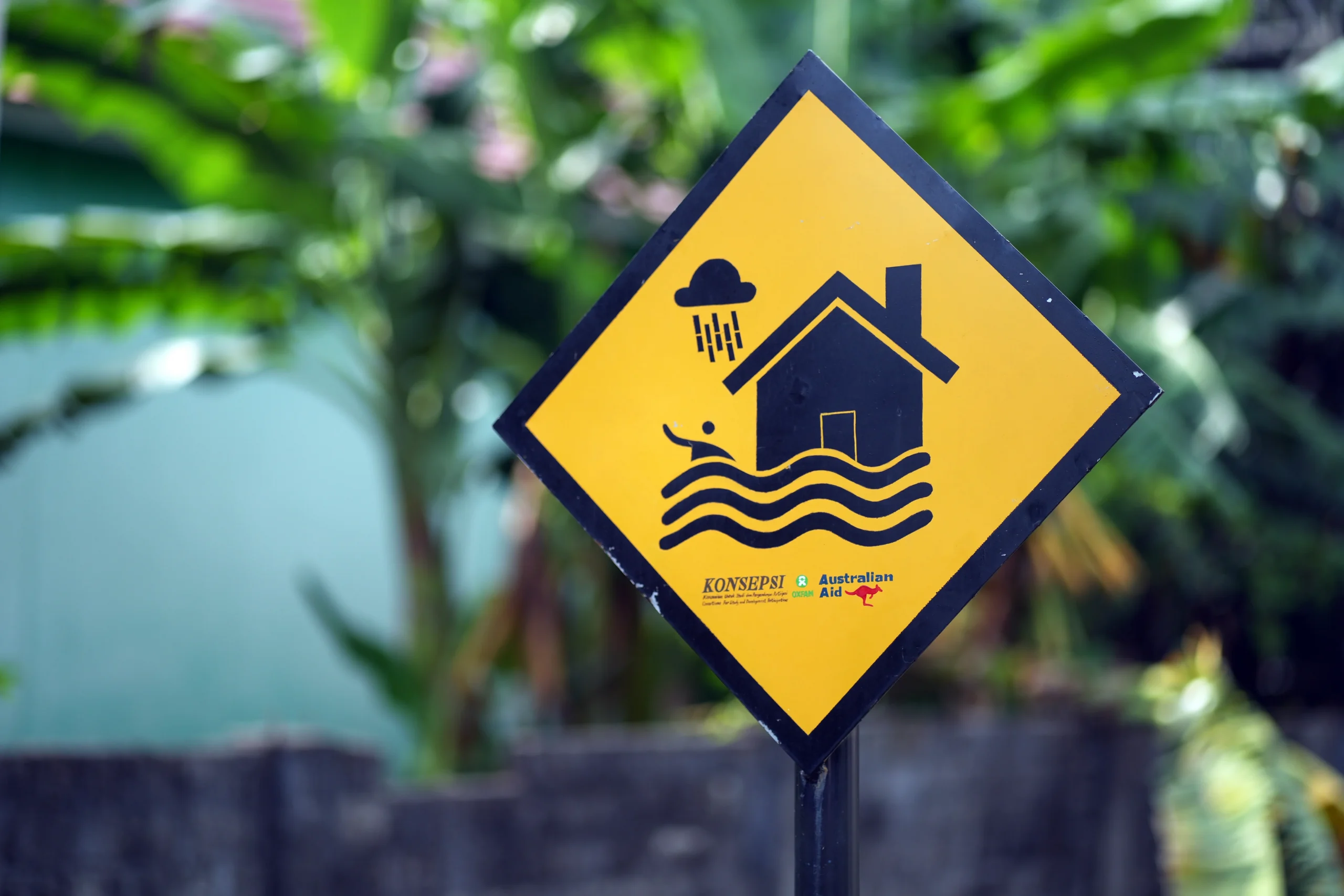 Caption: Lombok, Indonesia: A flash flooding warning sign supported by Konsepsi, Australian Aid, and Oxfam. Photo: Aimee Han/Oxfam