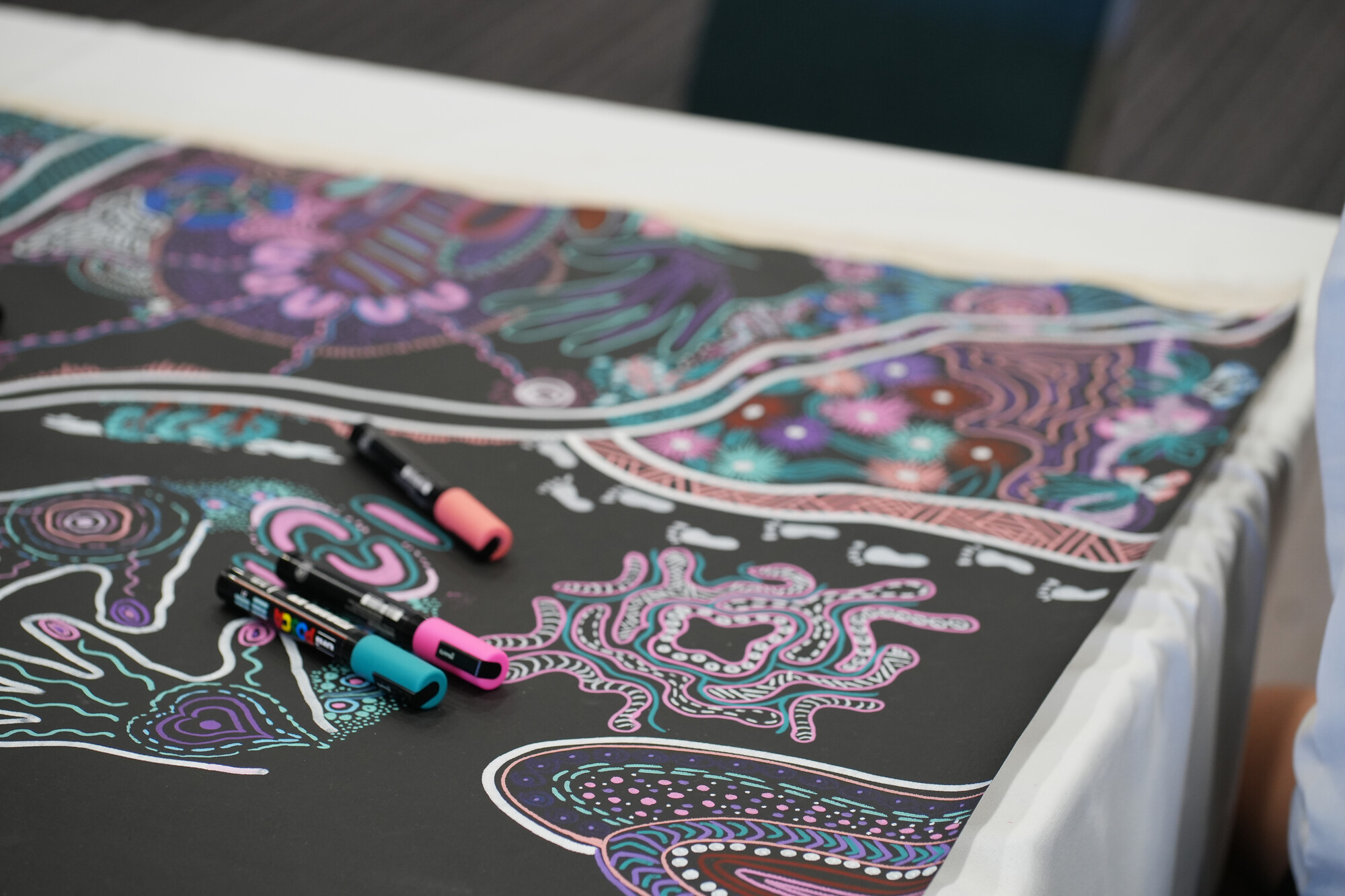 Over the two days, women contributed their own artwork on a shared canvas. Led by Summer Bennell-Brinkworth. Photo: Aimee Han/Oxfam